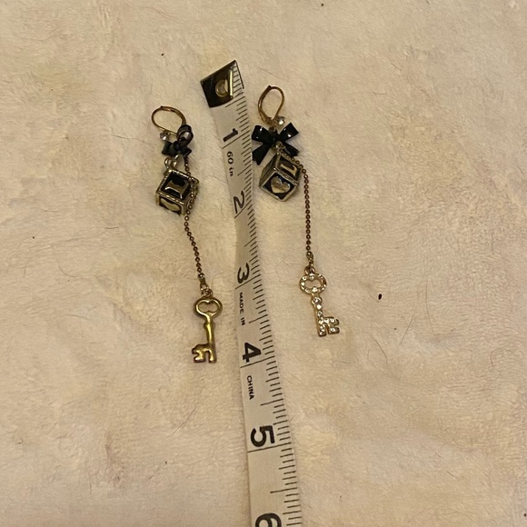 Betsey Johnson LOVE block & key dangling earrings - Picture 2 of 4